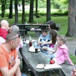 Wizyta w opolskim ZOO rodziny fundacyjne spożywają posiłek w parku