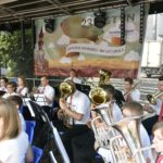 23 festyn fundacji dom występ orkiestry na scenie