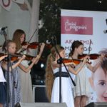 24 festyn fundacji dom występ młodych skrzypaczek