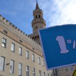 korowód fundacji dom 2019 niebieski transparent 1% na tle ratusza w Opolu