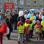 korowód fundacji dom 2019 dzieci z przedszkola publicznego nr 54 trzymają kolorowe balony