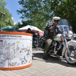 23 festyn fundacji dom mężczyzna na motocyklu przejeżdża przez plac
