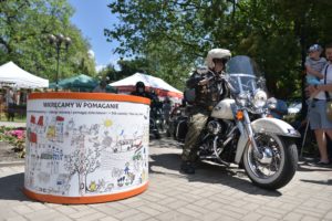 23 festyn fundacji dom mężczyzna na motocyklu przejeżdża przez plac