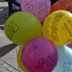 korowód fundacji dom 2019 kolorowe balony z napisami 1% Fundacja Dom