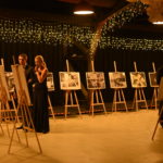 4 bal charytatywny fundacji dom goście balu podziwiają wystawę zdjęć