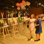 4 bal charytatywny fundacji dom dwie kobiety oglądają wystawę zdjęć