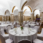 2 bal charytatywny fundacji dom sala restauracyjna z nakrytymi stołami