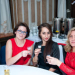 2 bal charytatywny fundacji dom trzy kobiety wznoszą toast kieliszkami