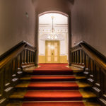 2 bal charytatywny fundacji dom widok na schody z czerwonym dywanem