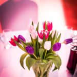 2 bal charytatywny fundacji dom dekoracja tulipanów stoją na stole