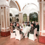 2 bal charytatywny fundacji dom goście siedzą w sali restauracyjnej i oglądają występ