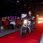 1 bal charytatywny fundacji dom mężczyzna przejeżdża motocyklem przez czerwony dywan