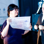 1 bal charytatywny fundacji dom Pani Teresa Jednoróg odbiera czek od darczyńcy