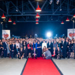1 bal charytatywny fundacji dom zdjęcie grupowe uczestników balu na czerwonym dywanie