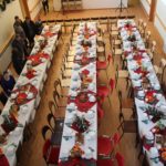 spotkanie wigilijne w fundacji dom w 2017 roku widok z góry przygotowanych stołów