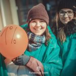 korowód fundacji dom 2018 dwie kobiety jedna z nich trzyma balon z napisem 1%