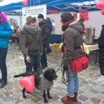 korowód fundacji dom 2017 kobiety rozmawiają i czarny pies z czerwonym balonem
