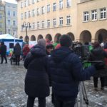 korowód fundacji dom 2017 reporterzy z telewizji rozstawiają kamerę na rynku w Opolu