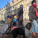 korowód fundacji dom 2017 kobieta z psem kobieta z wózkiem na rynku w Opolu