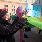 korowód fundacji dom 2018 maskotka korowodu prosiaczek trzyma transparent z 1%