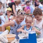 24 festyn fundacji dom dzieci biorą udział w warsztatach ceramicznych