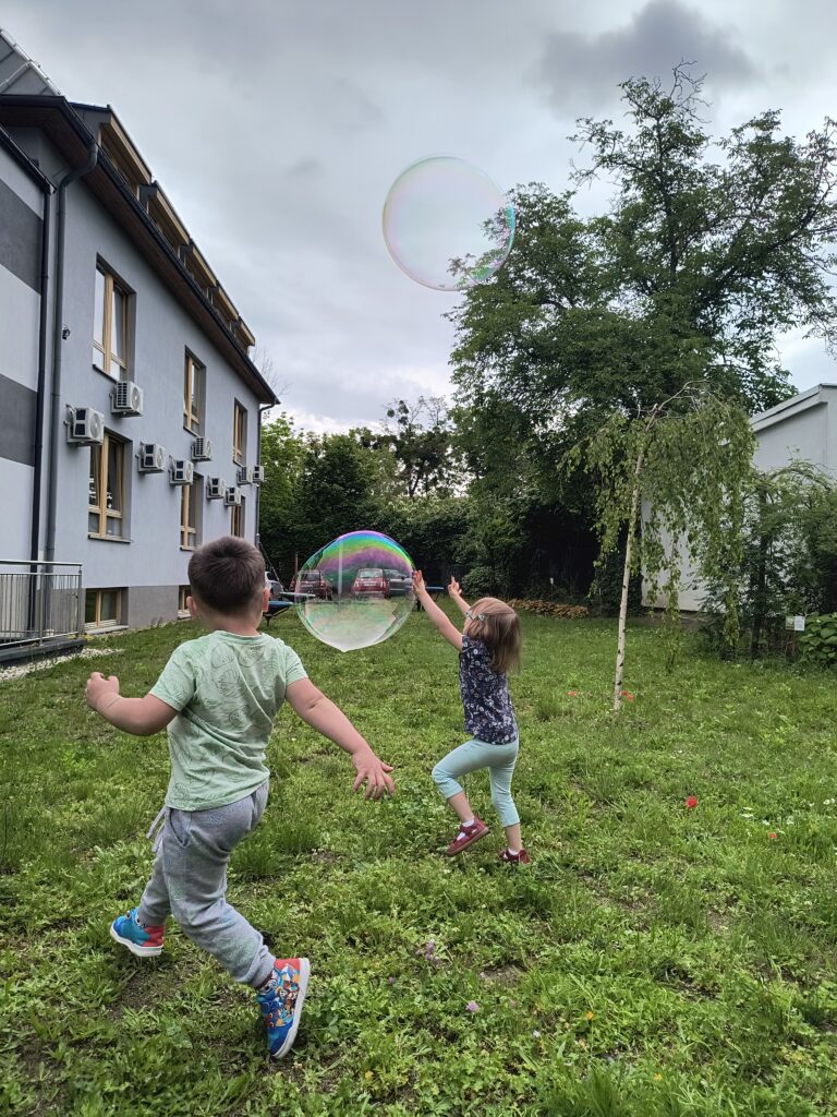 dzieci bawią sięz bańkami