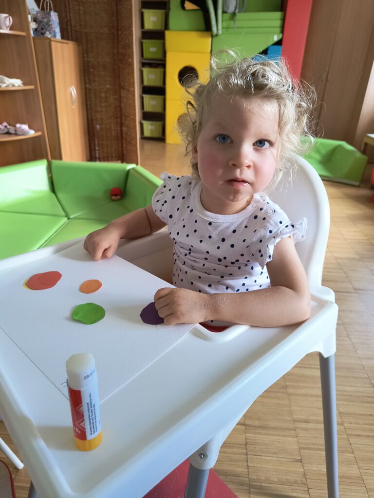 dziewczynka przy stoliku