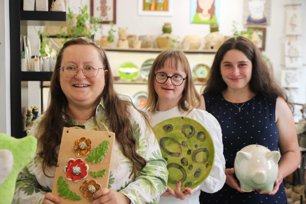 trzy Panie prezentujące ceramiczne, ręcznie robione wyroby