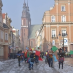 korowód fundacji dom 2017 zdjęcie uczestników korowodu na tle katedry opolskiej