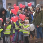 korowód fundacji dom 2017 przedszkolaki trzymają baloniki w kształcie serduszek
