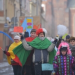 korowód fundacji dom 2017 przebrani podopieczni fundacji idą w korowodzie