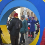 korowód fundacji dom 2017 Kazimierz Jednoróg przechodzi przez opolski licznik na rynku