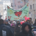 korowód fundacji dom 2017 duży banner w tłumie trzymany przez uczestników