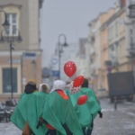 korowód fundacji dom 2017 uczestnicy przebrani za stonogę idą z balonami przez rynek