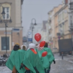 korowód fundacji dom 2017 uczestnicy przebrani za stonogę idą z balonami przez rynek