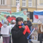 korowód fundacji dom 2017 prowadzący przemawia do mikrofonu