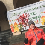 korowód fundacji dom 2017 mężczyzna na wózku trzyma ręcznie robione serce