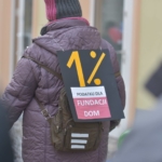 korowód fundacji dom 2017 tabliczka 1% dla fundacji dom na plecach uczestnika