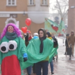 korowód fundacji dom 2017 uczestnicy przreprani za stonogę pozują do zdjęcia