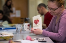 Uśmiechnięta kobieta trzymająca kartkę okolicznościową